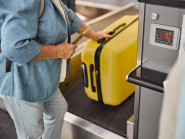 Vietnam Airlines bắt đầu thu phí hành lý xách tay quá cước tại cửa máy bay