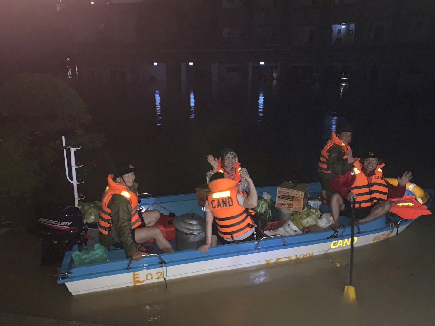 Những ‘người giữ lửa’ trong mùa lũ - 2