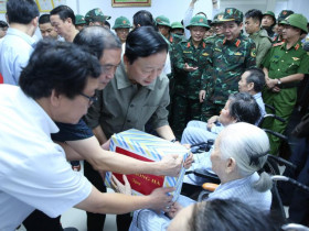 - Phó Thủ tướng Trần Hồng Hà thăm và động viên cán bộ y tế, người bệnh