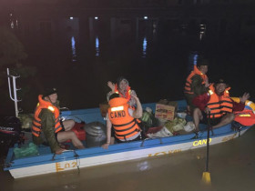 - Những ‘người giữ lửa’ trong mùa lũ