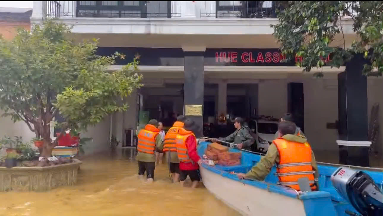 Những ‘người giữ lửa’ trong mùa lũ - 3