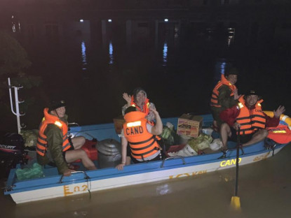 - Những ‘người giữ lửa’ trong mùa lũ