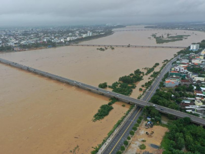 - Dòng sông Trà Khúc khác lạ trong mùa mưa lũ