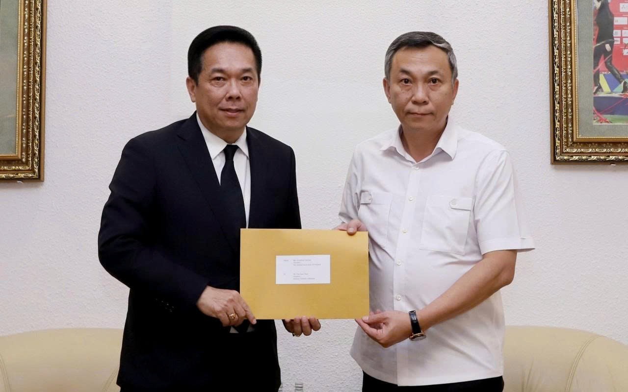 Lãnh đạo bóng đá Thái Lan đã trực tiếp đến trụ sở VFF xin lỗi vụ nhầm quốc kỳ Việt Nam - 2