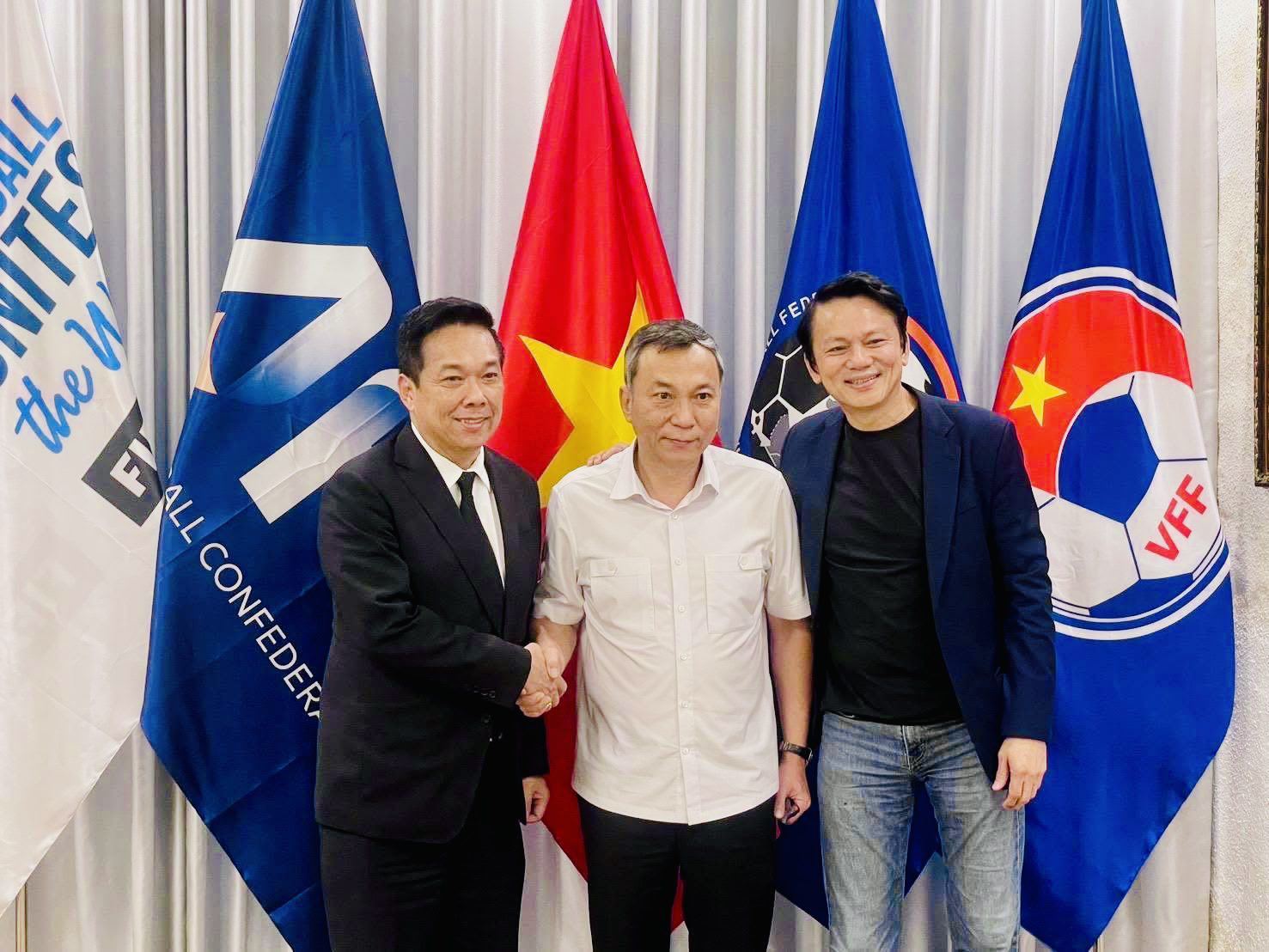 Lãnh đạo bóng đá Thái Lan đã trực tiếp đến trụ sở VFF xin lỗi vụ nhầm quốc kỳ Việt Nam - 1