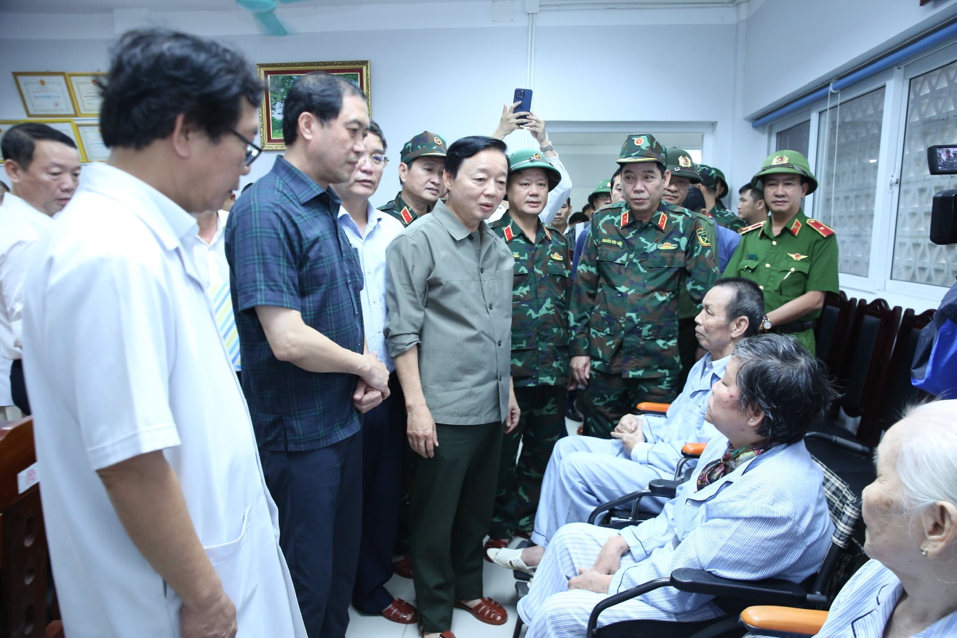 Phó Thủ tướng Trần Hồng Hà thăm và động viên cán bộ y tế, người bệnh - 1