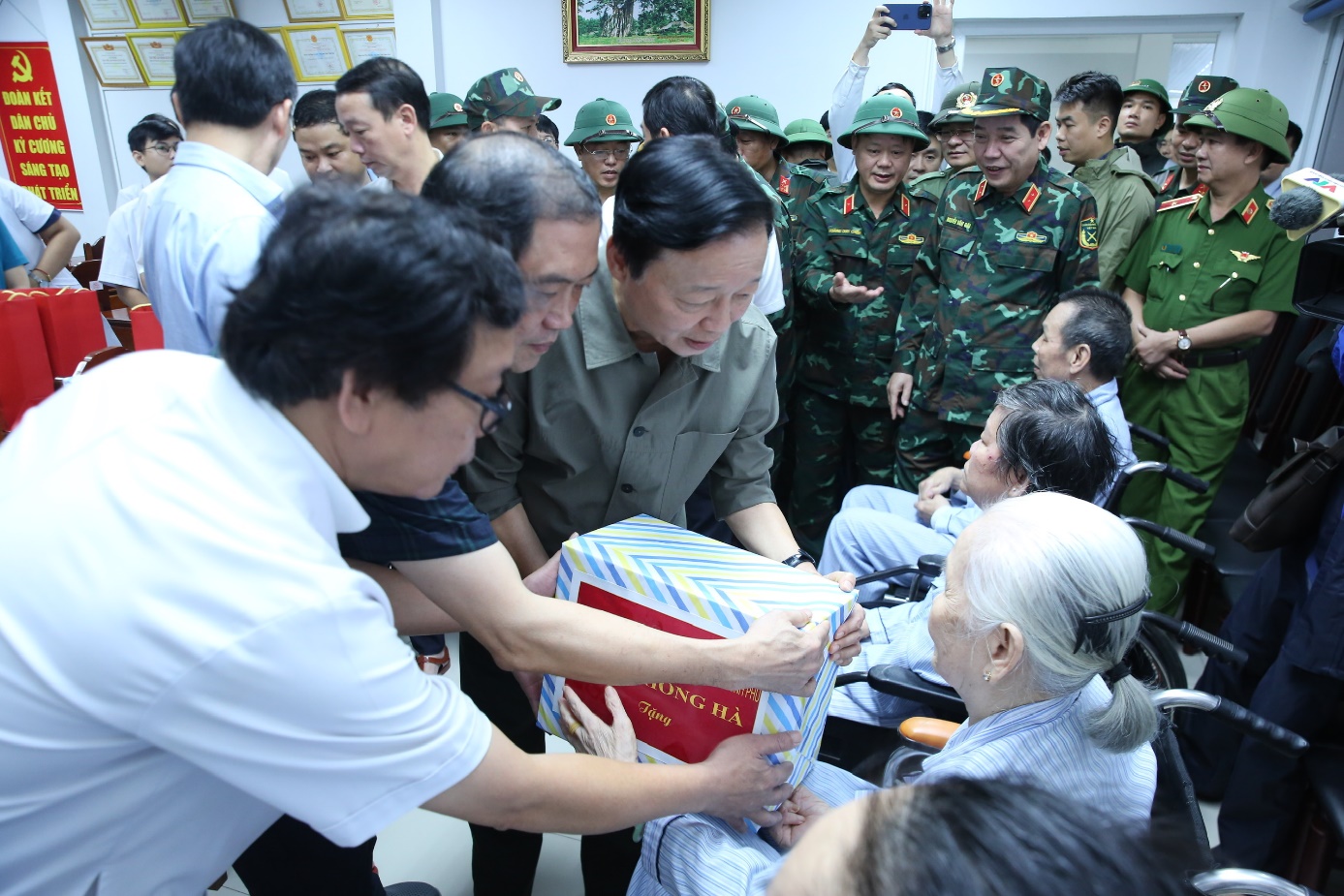 Phó Thủ tướng Trần Hồng Hà thăm và động viên cán bộ y tế, người bệnh - 2