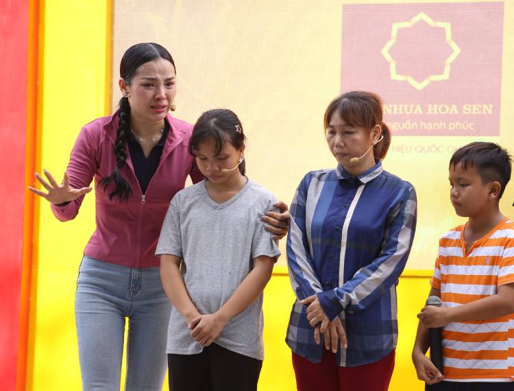 Phương Trinh Jolie bật khóc khi thấy hình ảnh tuổi thơ mình trong cô bé mồ côi ở “Mái ấm gia đình Việt”
