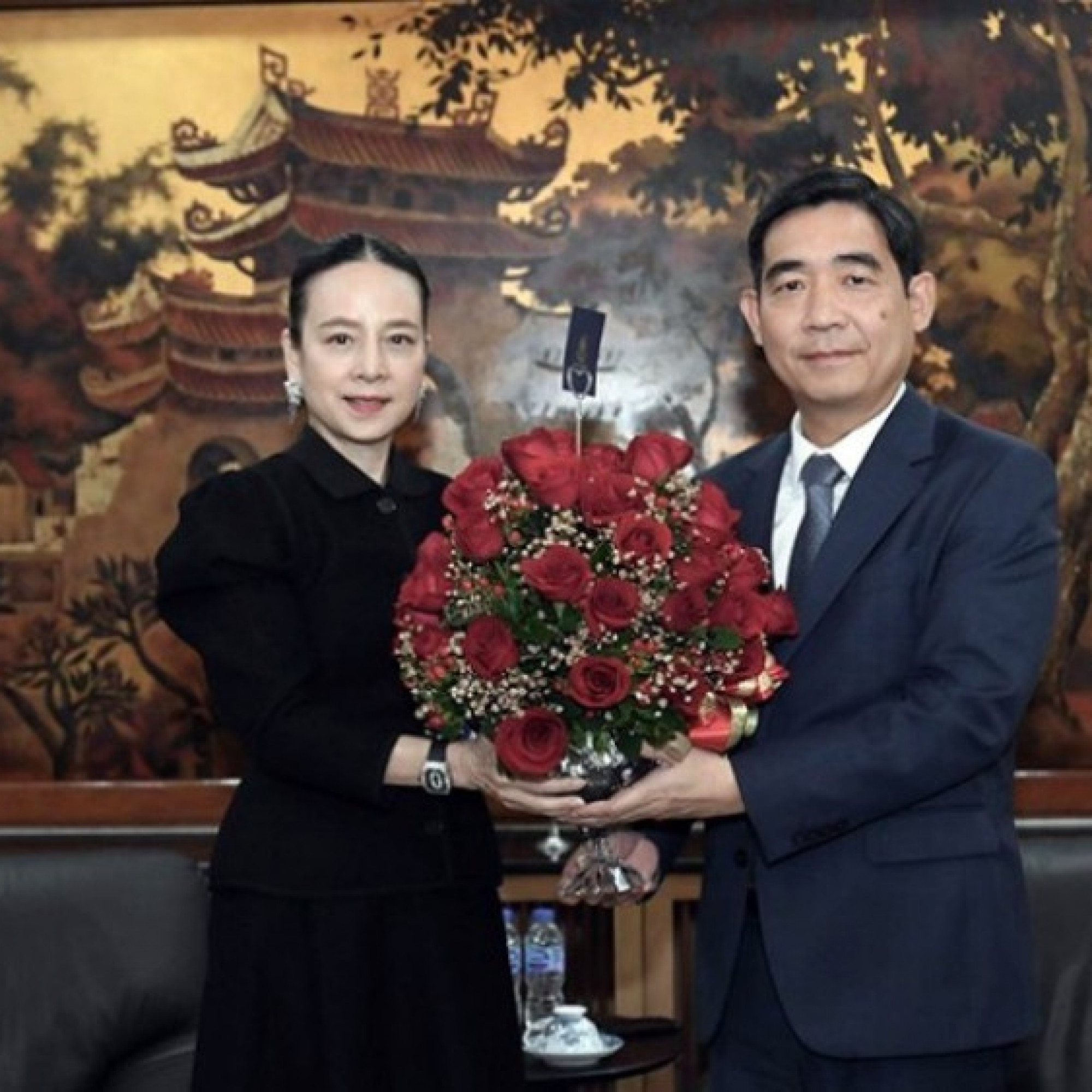  - Madam Pang trực tiếp tới Đại sứ quán Việt Nam tại Thái Lan xin lỗi vì sự cố nhầm quốc kỳ