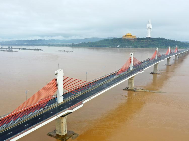 Khoảnh khắc tượng Phật cao nhất Việt Nam bên dòng sông mùa lũ