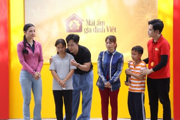 Phương Trinh Jolie bật khóc khi thấy hình ảnh tuổi thơ mình trong cô bé mồ côi ở “Mái ấm gia đình Việt” - 1