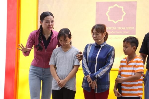 Phương Trinh Jolie bật khóc khi thấy hình ảnh tuổi thơ mình trong cô bé mồ côi ở “Mái ấm gia đình Việt” - 5