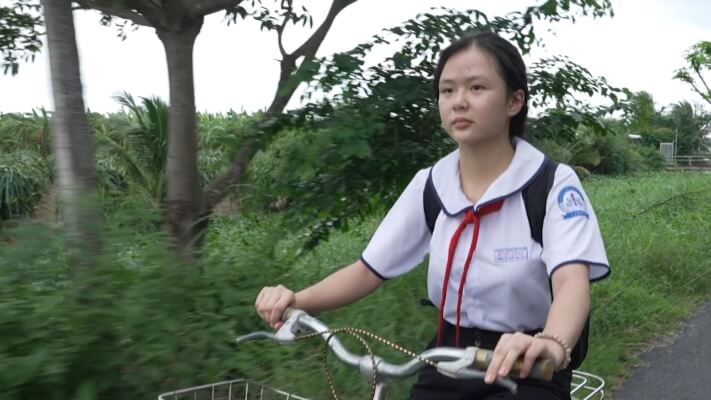 Phương Trinh Jolie bật khóc khi thấy hình ảnh tuổi thơ mình trong cô bé mồ côi ở “Mái ấm gia đình Việt” - 7