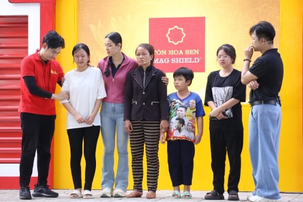 Phương Trinh Jolie bật khóc khi thấy hình ảnh tuổi thơ mình trong cô bé mồ côi ở “Mái ấm gia đình Việt” - 9