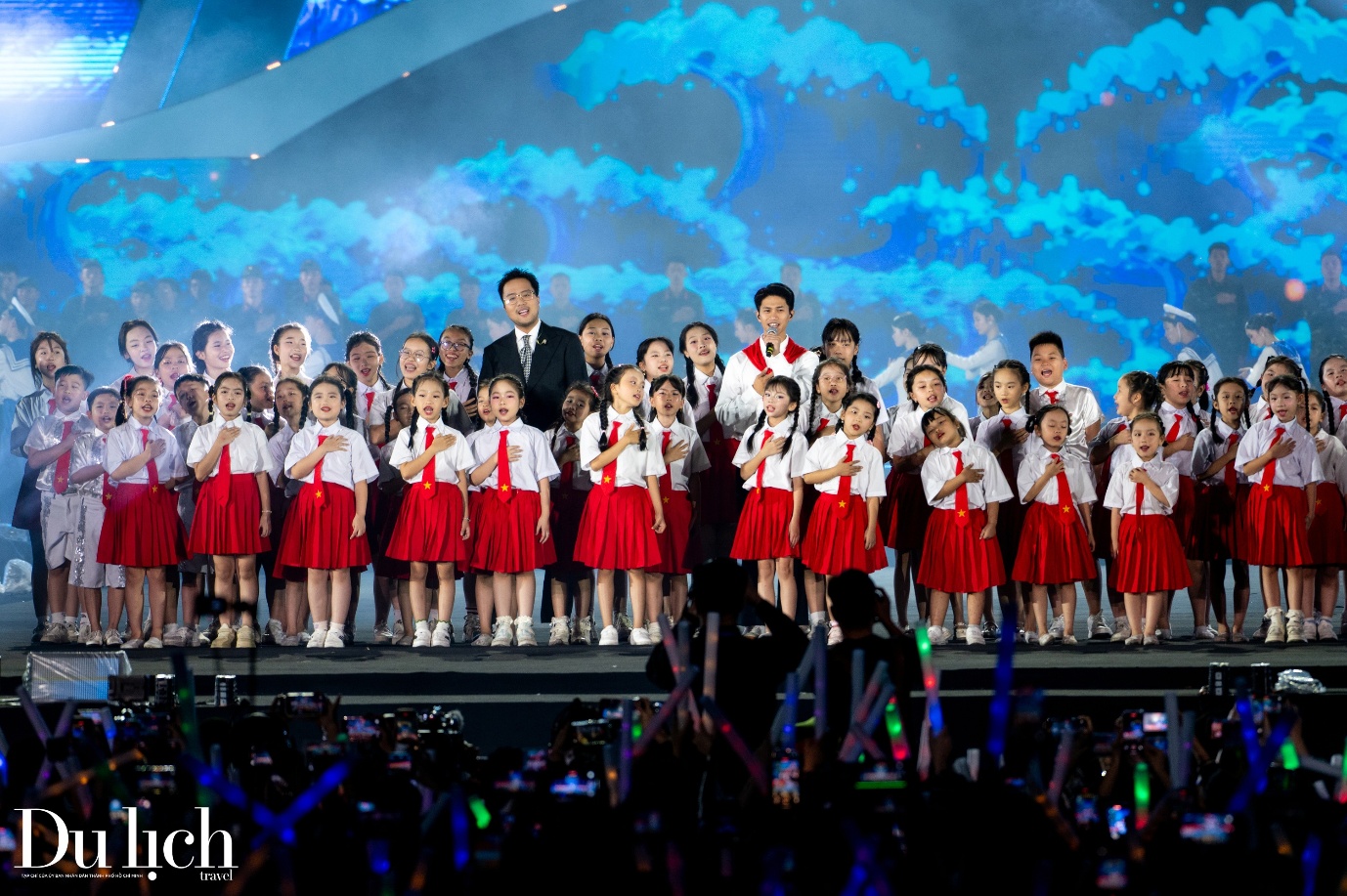 30.000 khan gia bung no cung dai tiec am nhac ha long concert 2025 - 3