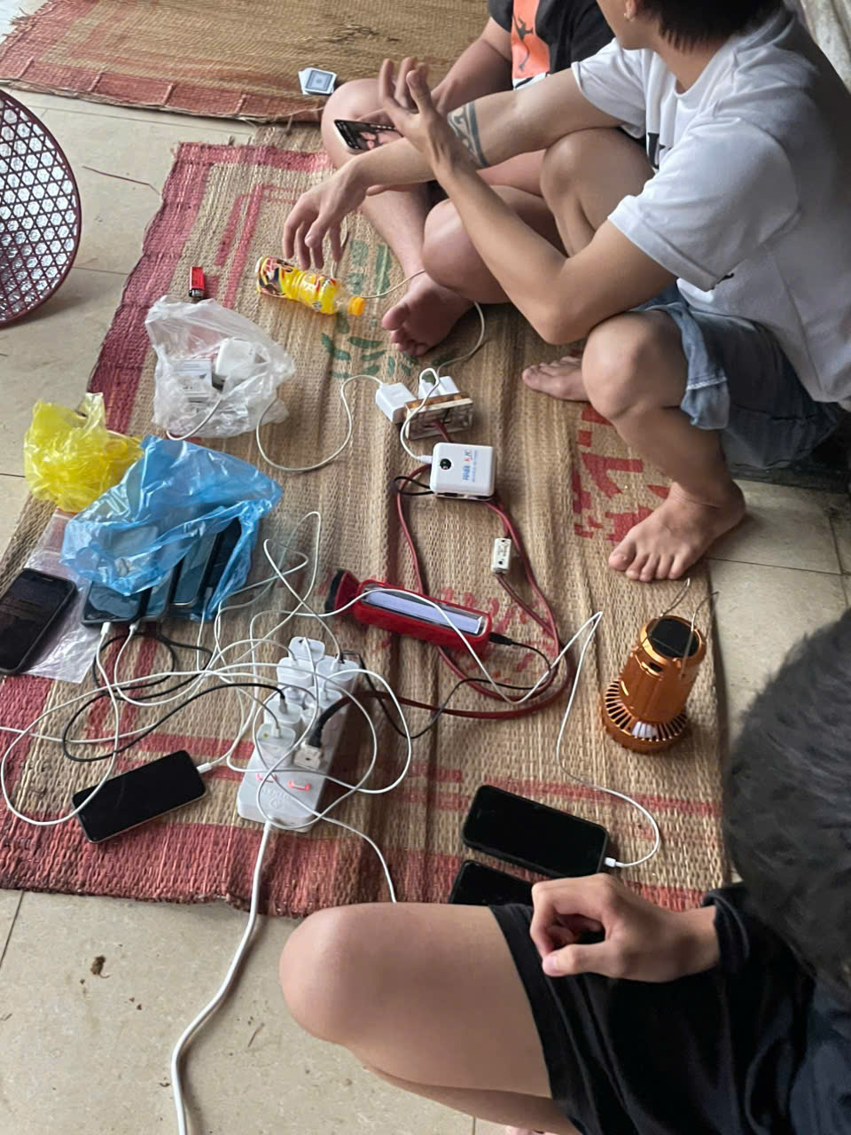 Ấm lòng những ‘trạm sạc 0 đồng’ ở vùng lũ xứ Huế - 4