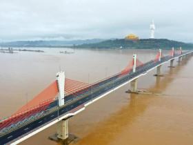  - Khoảnh khắc tượng Phật cao nhất Việt Nam bên dòng sông mùa lũ