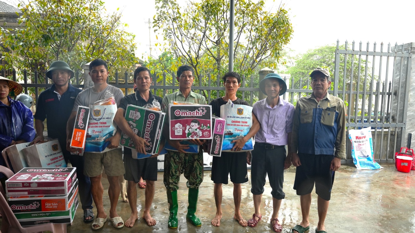 Thăm hỏi và động viên người dân nuôi cá lồng bị thiệt hại do mưa lũ - 3