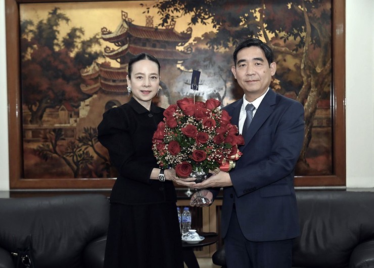 Madam Pang trực tiếp tới Đại sứ quán Việt Nam tại Thái Lan xin lỗi vì sự cố nhầm quốc kỳ - 1