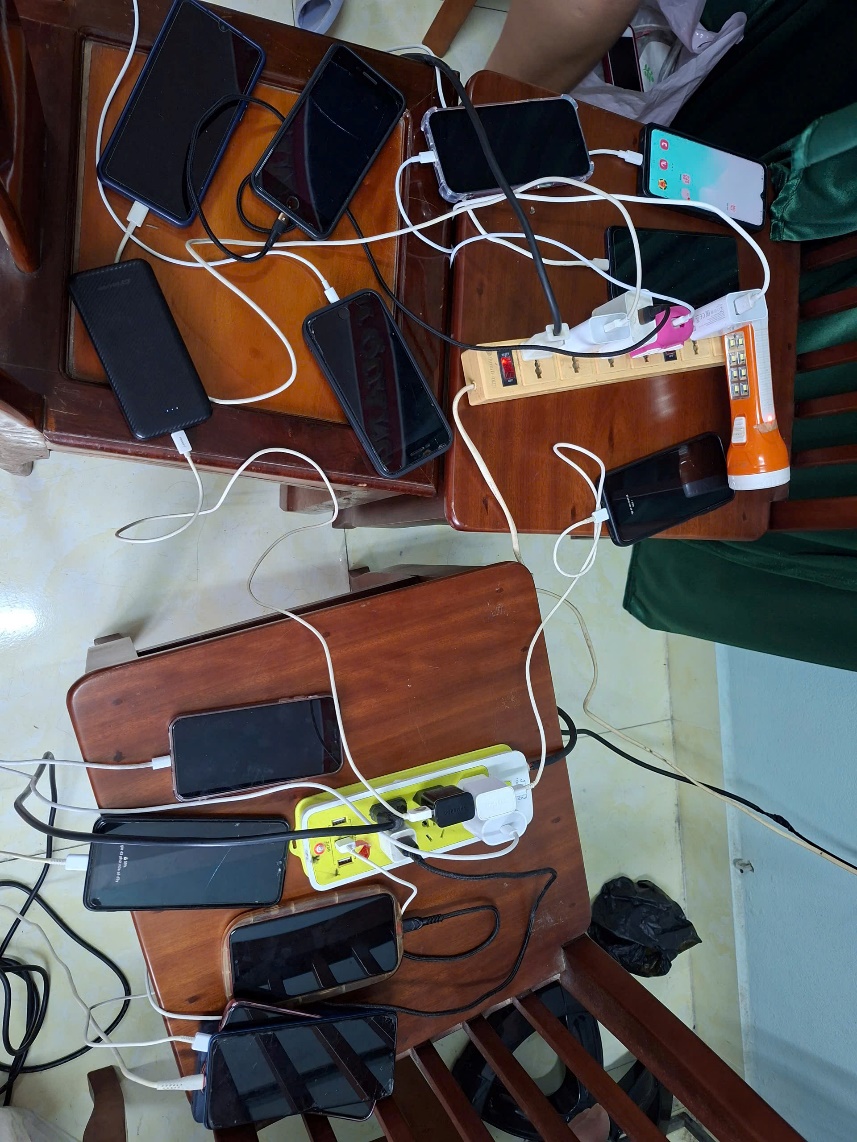 Ấm lòng những ‘trạm sạc 0 đồng’ ở vùng lũ xứ Huế - 1