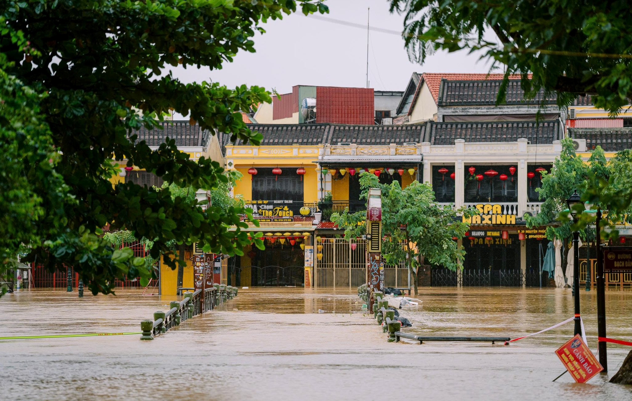 Hội An: Nước mắt trên phố và 'cơn đau' của di sản trăm tuổi - 1