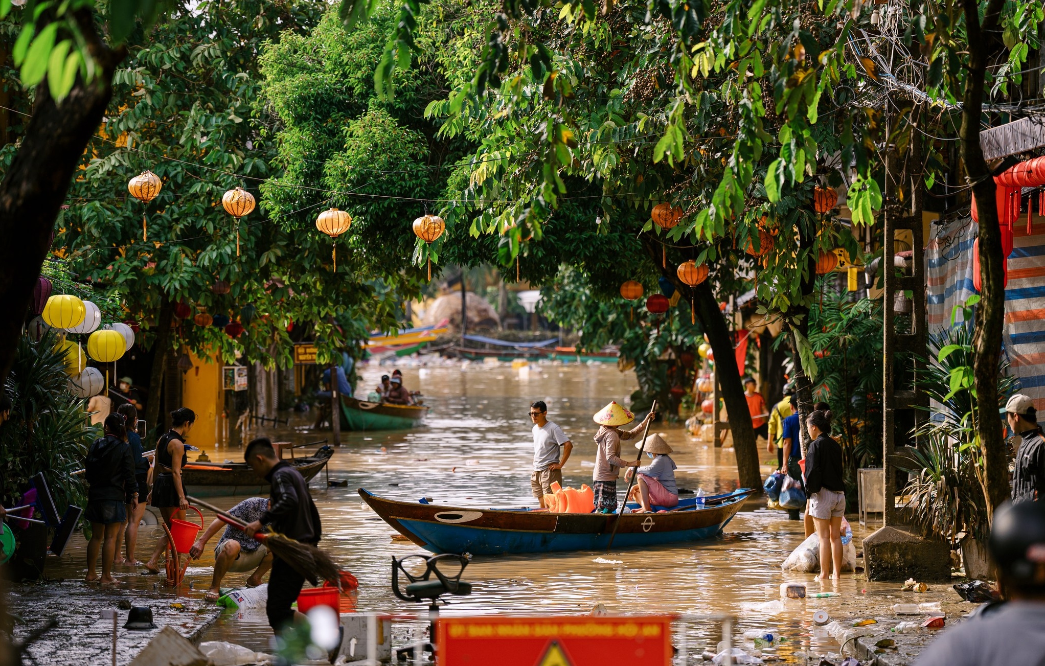 Hội An: Nước mắt trên phố và 'cơn đau' của di sản trăm tuổi - 14