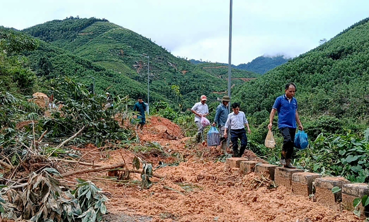 vuot nui, bang rung tiep te luong thuc cho nguoi dan vung co lap do lo nui - 5