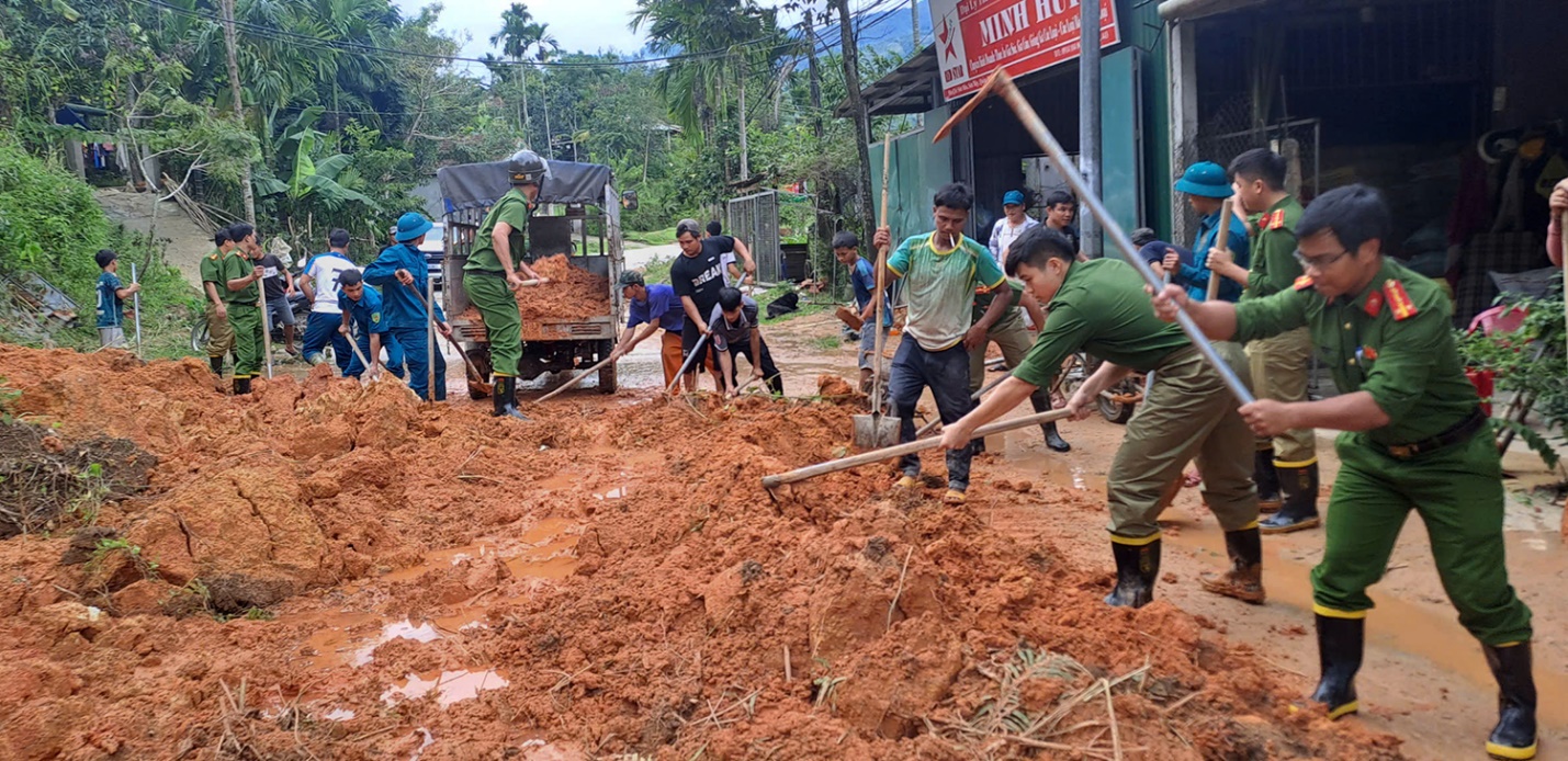 vuot nui, bang rung tiep te luong thuc cho nguoi dan vung co lap do lo nui - 3
