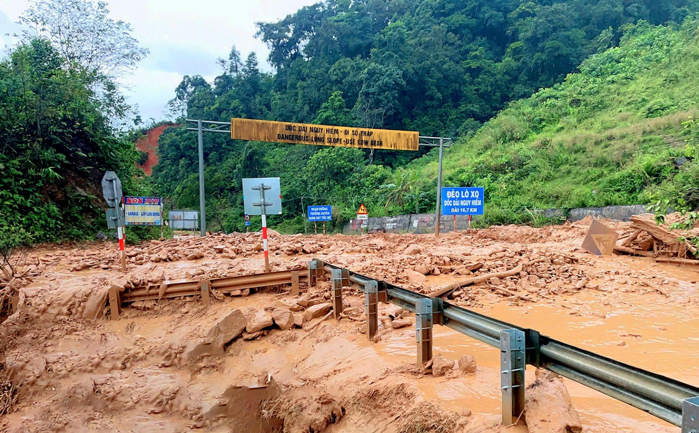 vuot nui, bang rung tiep te luong thuc cho nguoi dan vung co lap do lo nui - 1