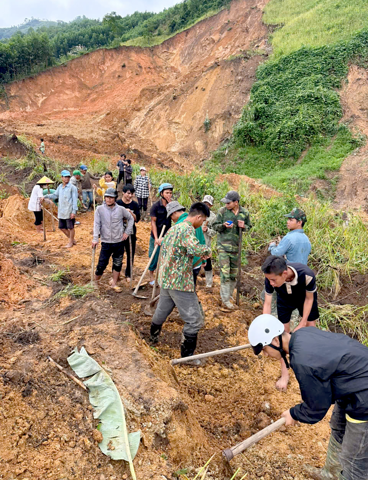 vuot nui, bang rung tiep te luong thuc cho nguoi dan vung co lap do lo nui - 4