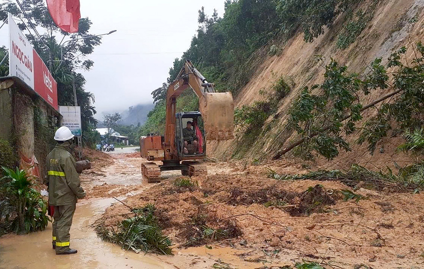 vuot nui, bang rung tiep te luong thuc cho nguoi dan vung co lap do lo nui - 7
