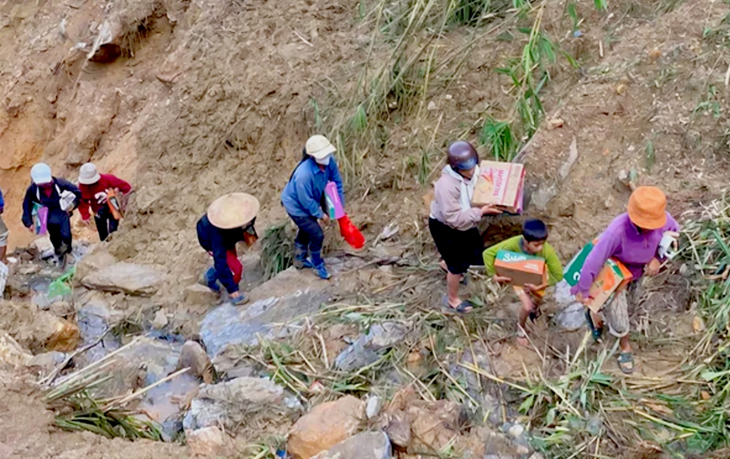 vuot nui, bang rung tiep te luong thuc cho nguoi dan vung co lap do lo nui - 8