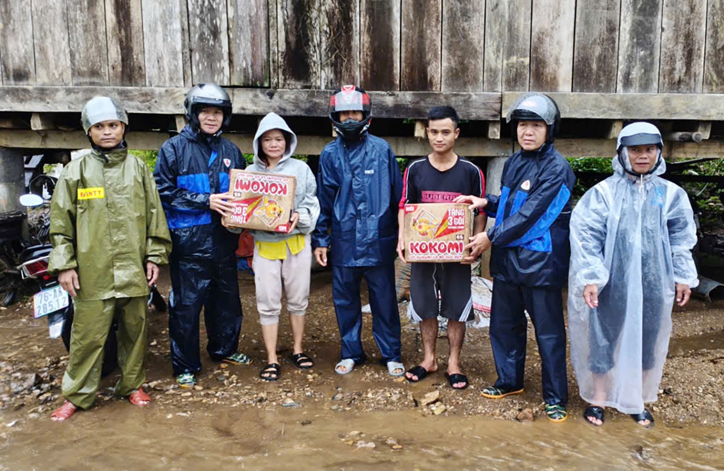 vuot nui, bang rung tiep te luong thuc cho nguoi dan vung co lap do lo nui - 6