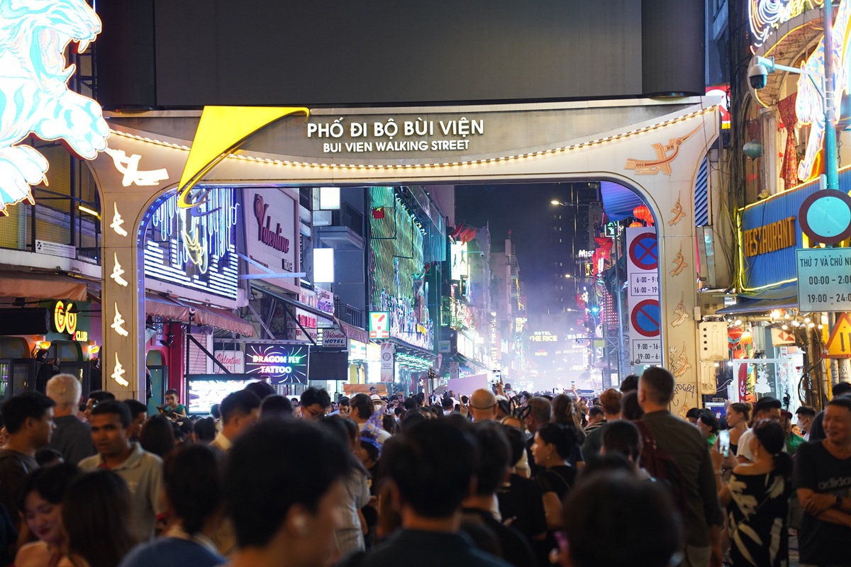 bui vien ruc ro dem halloween: du khach nuoc ngoai hoa cung khong khi le hoi - 1