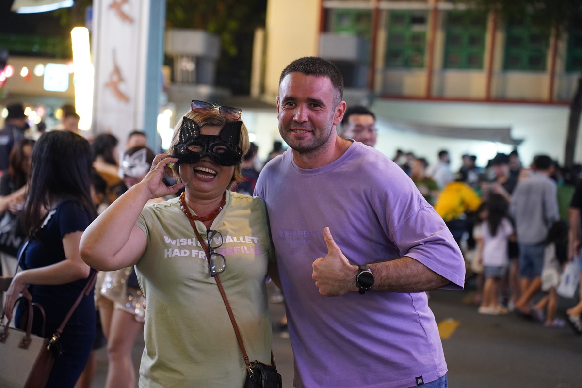 bui vien ruc ro dem halloween: du khach nuoc ngoai hoa cung khong khi le hoi - 9