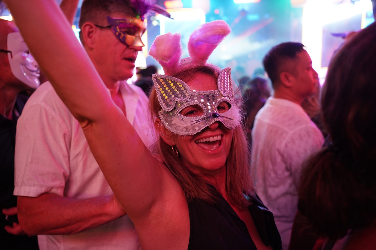 bui vien ruc ro dem halloween: du khach nuoc ngoai hoa cung khong khi le hoi - 7