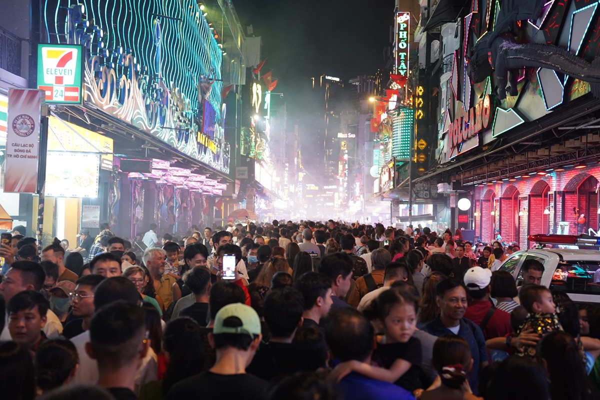 bui vien ruc ro dem halloween: du khach nuoc ngoai hoa cung khong khi le hoi - 6