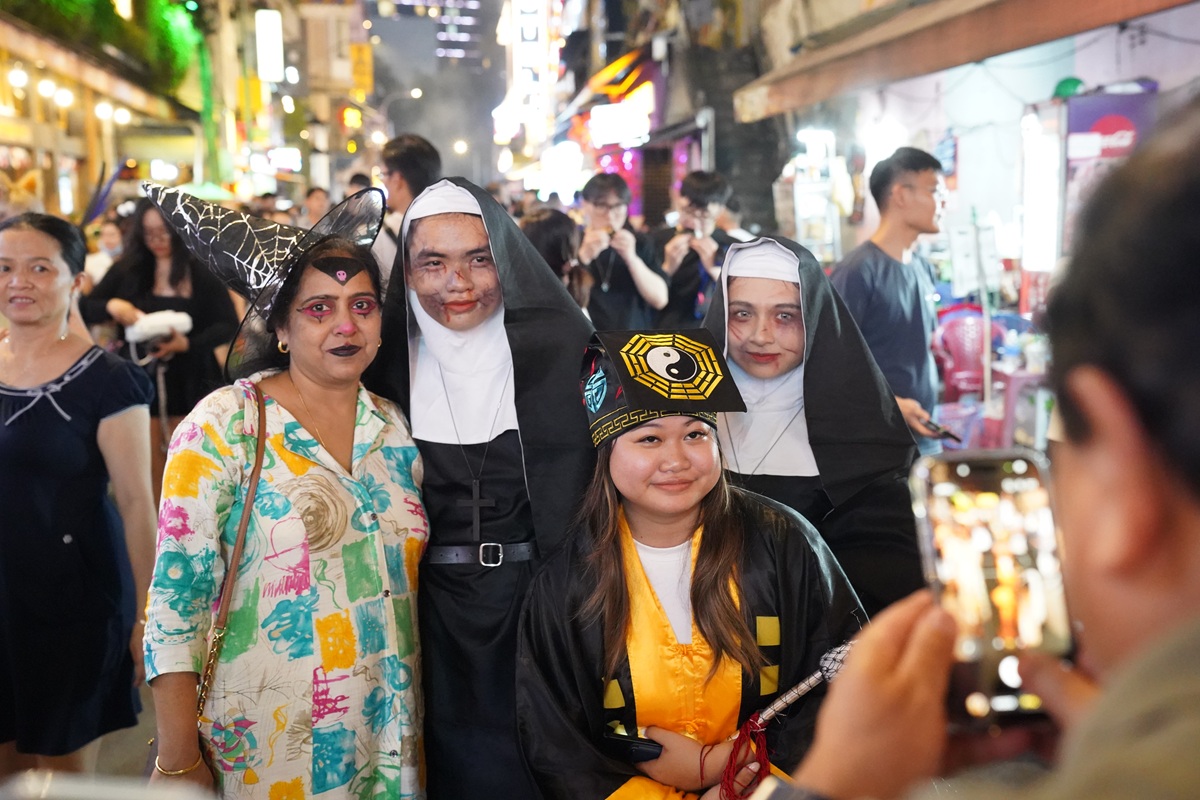bui vien ruc ro dem halloween: du khach nuoc ngoai hoa cung khong khi le hoi - 5