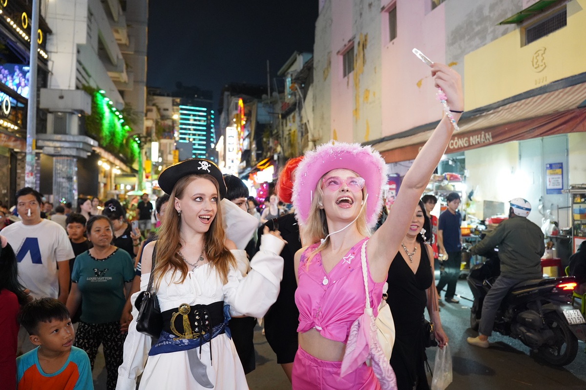 bui vien ruc ro dem halloween: du khach nuoc ngoai hoa cung khong khi le hoi - 4