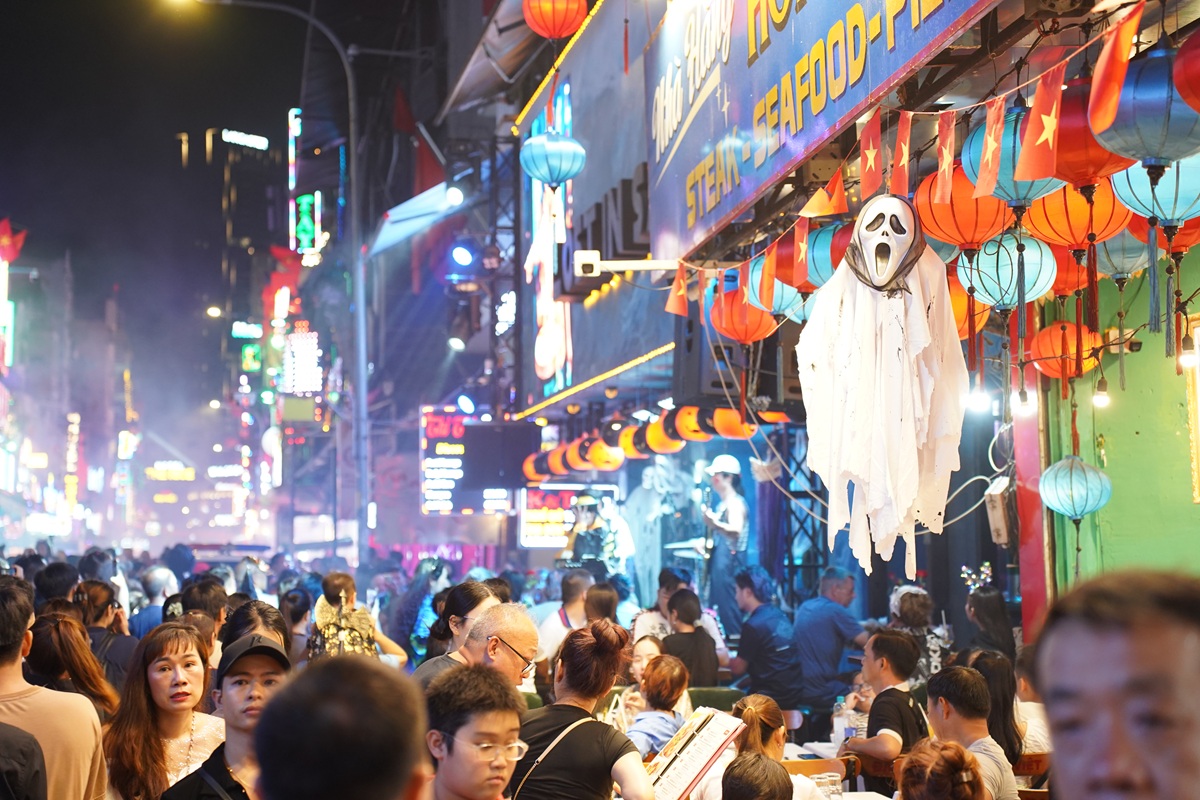 bui vien ruc ro dem halloween: du khach nuoc ngoai hoa cung khong khi le hoi - 2