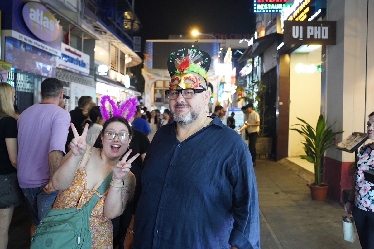 bui vien ruc ro dem halloween: du khach nuoc ngoai hoa cung khong khi le hoi - 8