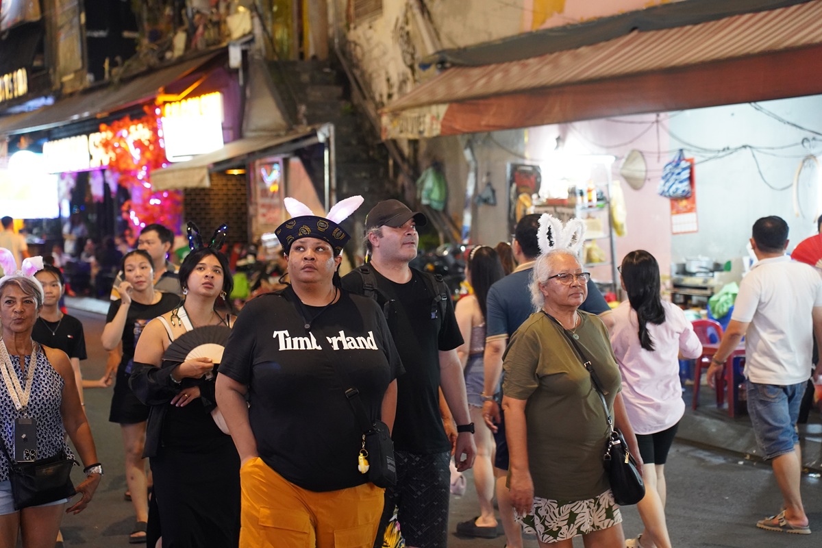 bui vien ruc ro dem halloween: du khach nuoc ngoai hoa cung khong khi le hoi - 3