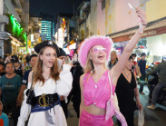 Bùi Viện rực rỡ đêm Halloween: Du khách nước ngoài hòa cùng không khí lễ hội