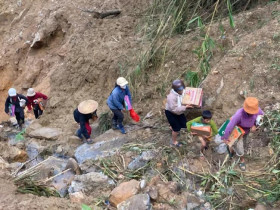 - Vượt núi, băng rừng tiếp tế lương thực cho người dân vùng cô lập do lở núi