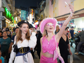 - Bùi Viện rực rỡ đêm Halloween: Du khách nước ngoài hòa cùng không khí lễ hội