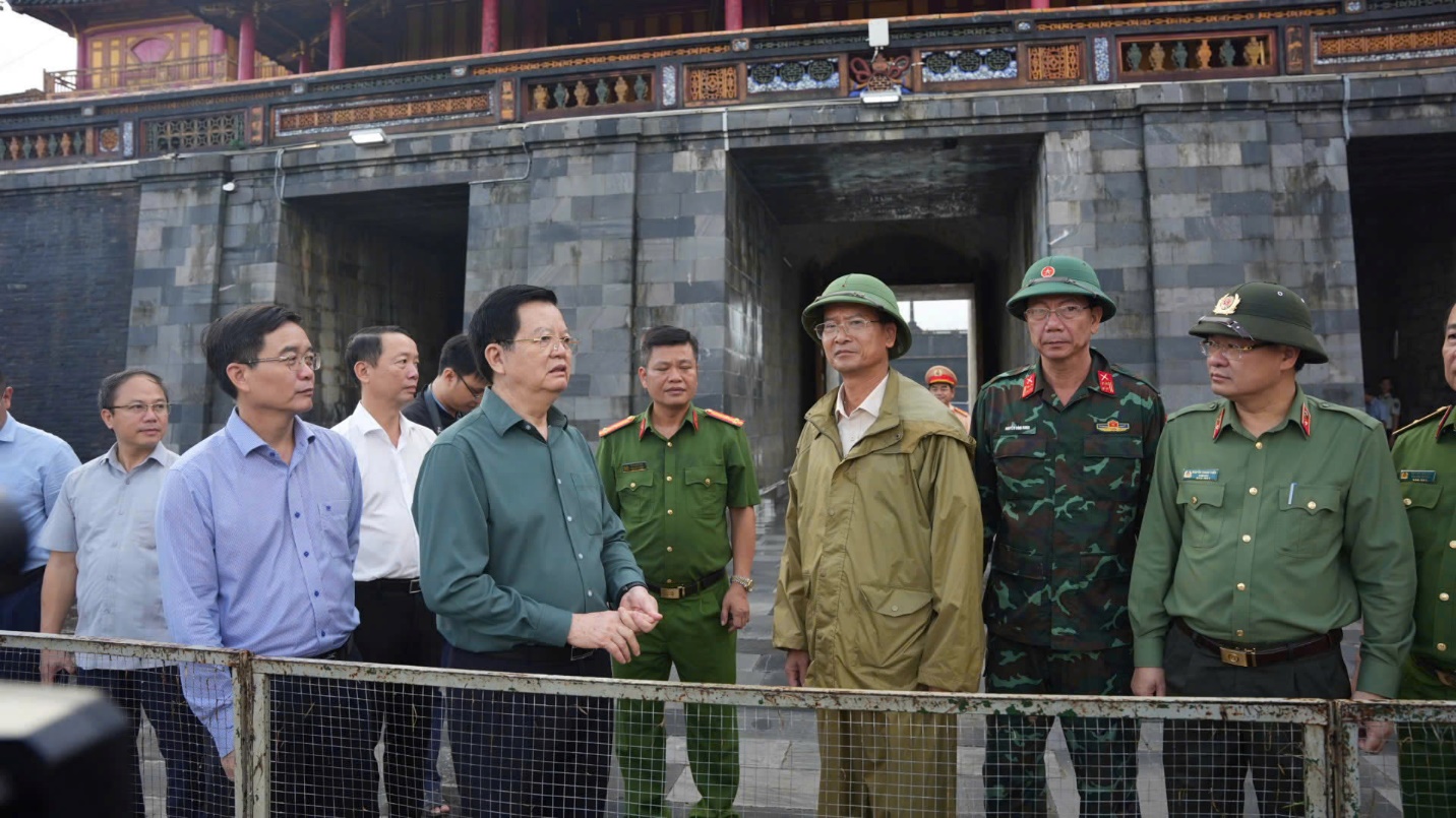 Phó Thủ tướng Mai Văn Chính kiểm tra công tác khắc phục mưa lũ tại Đại Nội Huế - 1