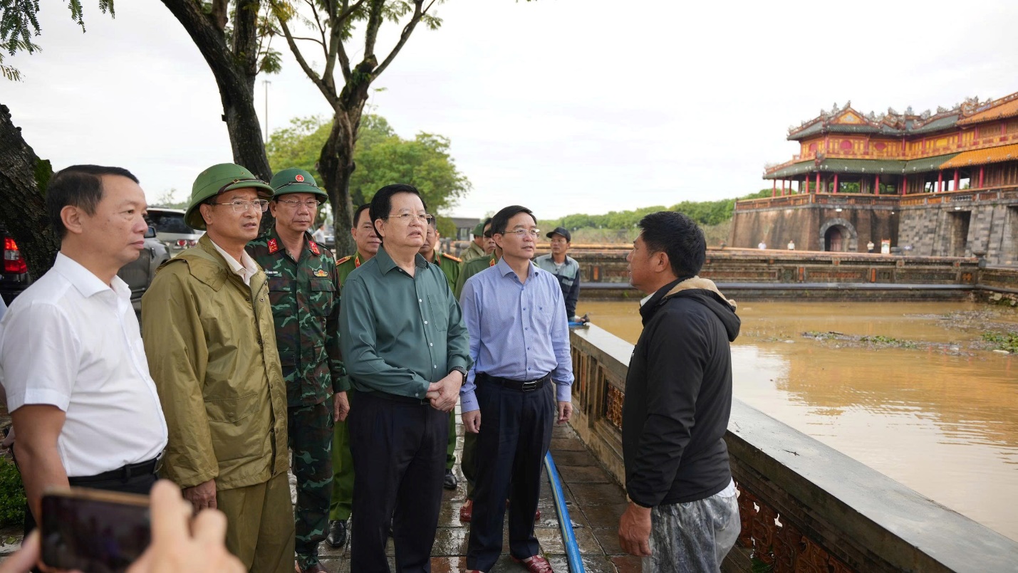 Phó Thủ tướng Mai Văn Chính kiểm tra công tác khắc phục mưa lũ tại Đại Nội Huế - 2