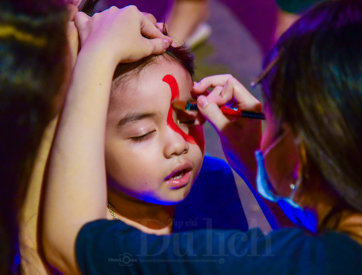 Đêm Quảng trường phù thủy, yêu tinh cùng cô tiên tưng bừng trẩy hội ma quái - 8