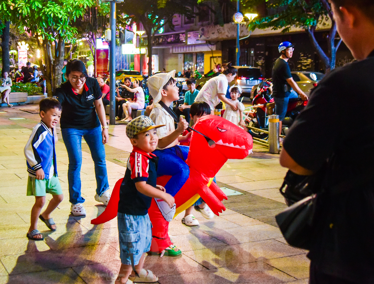Đêm Quảng trường phù thủy, yêu tinh cùng cô tiên tưng bừng trẩy hội ma quái - 11