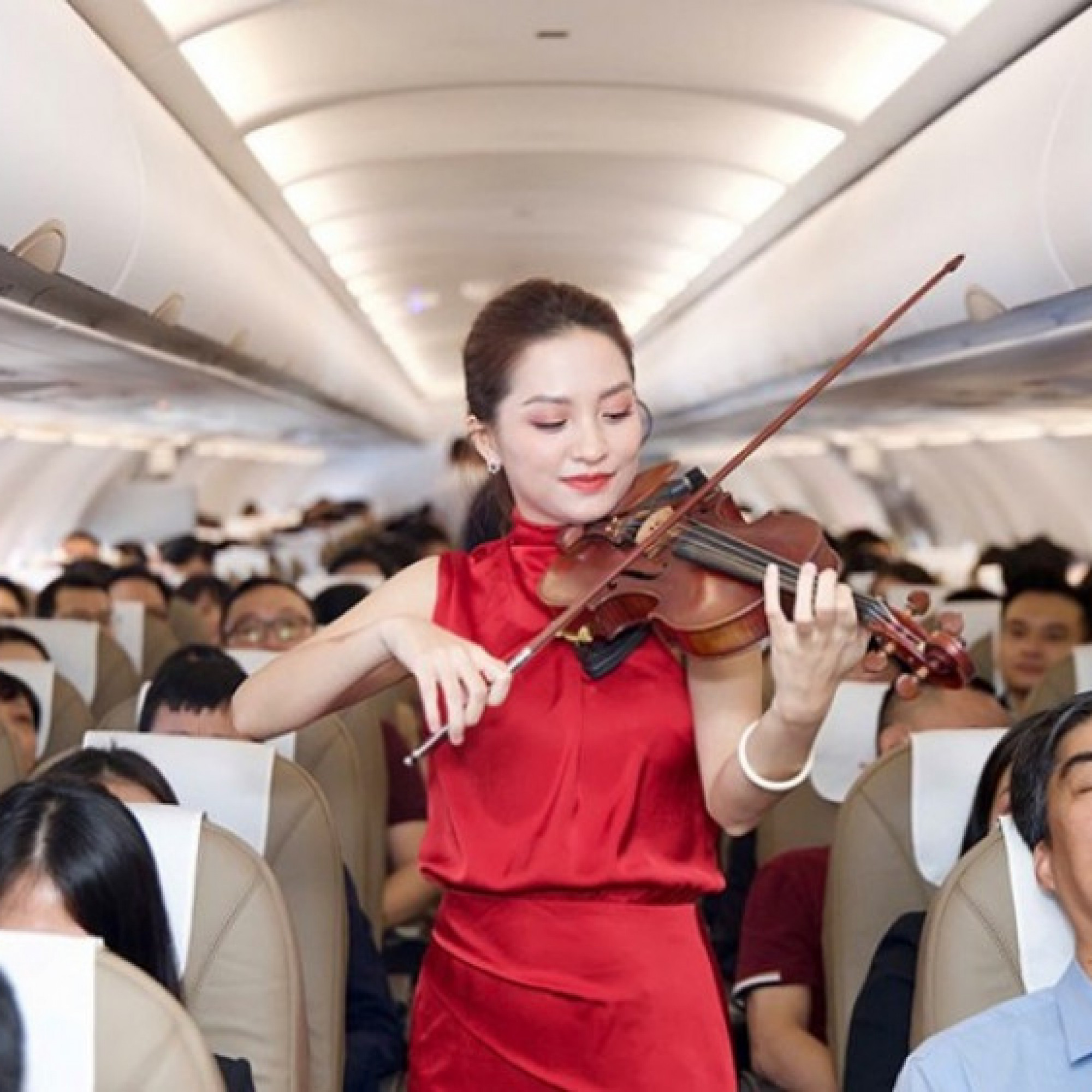 - Khách được phục vụ bánh Maison Kayser và nghe violin trên chuyến bay đầu tiên của Sun PhuQuoc Airways